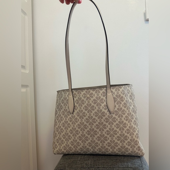 Kate spade beautiful tote bag 😍 fits everything you need for work or trips - Picture 4 of 10